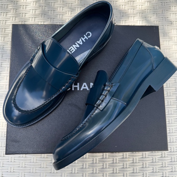2023 CHANEL NAVY BLUE SHINY LEATHER SILVER LOGO LOAFERS OXFORD